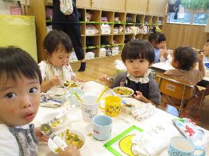 写真：手作りカレーを食べる1歳児の男の子と女の子