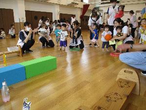 写真：ボールを持ってボウリングをしようとするひよこ組の子どもたち