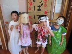 写真：お化けの衣装を着たぞう組の子ども4人が並んでいます