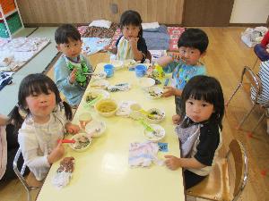 写真：給食をおいしそうに食べるこあら組の子どもたち