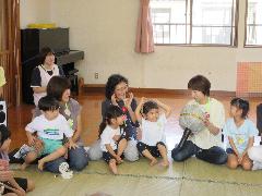 写真：子どもたちがおばあちゃんが一緒にゲーム遊びを楽しんでいる様子