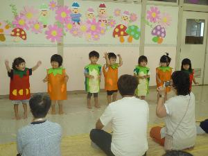写真：こあら組の子どもたちがトマト、ニンジン、ゴーヤなどの衣装を着て踊っているところ