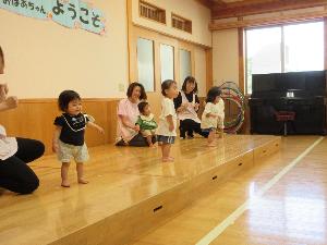 写真：ひよこ組の子どもたちがステージで遊戯を披露しているところ