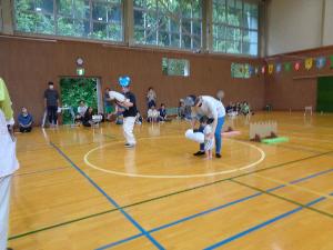 親子で大きなおにぎりを持ってゴールを目指します。