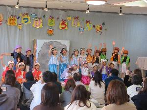らいおん組の子どもたちがアリババととうぞくの劇の役になりきって歌を歌っている