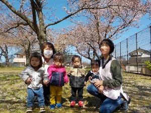 桜の下でりす組の4人子どもたちがの写真撮影をしました。