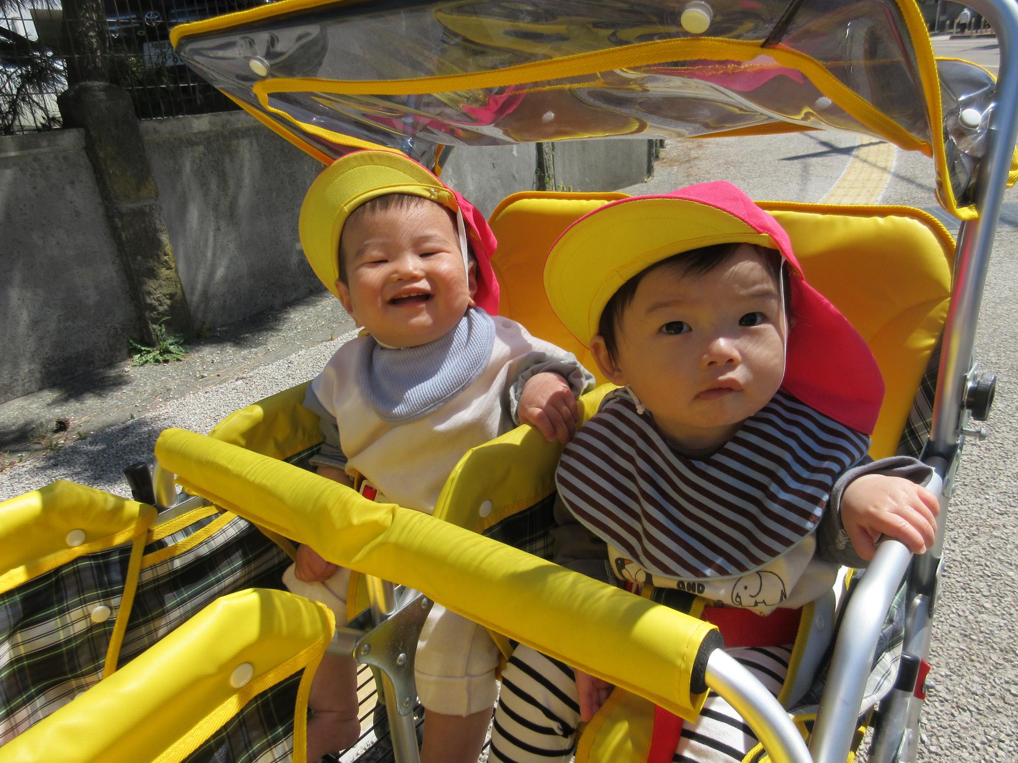 写真：ひよこ組の子どもがベビーカーに乗ってお散歩している様子
