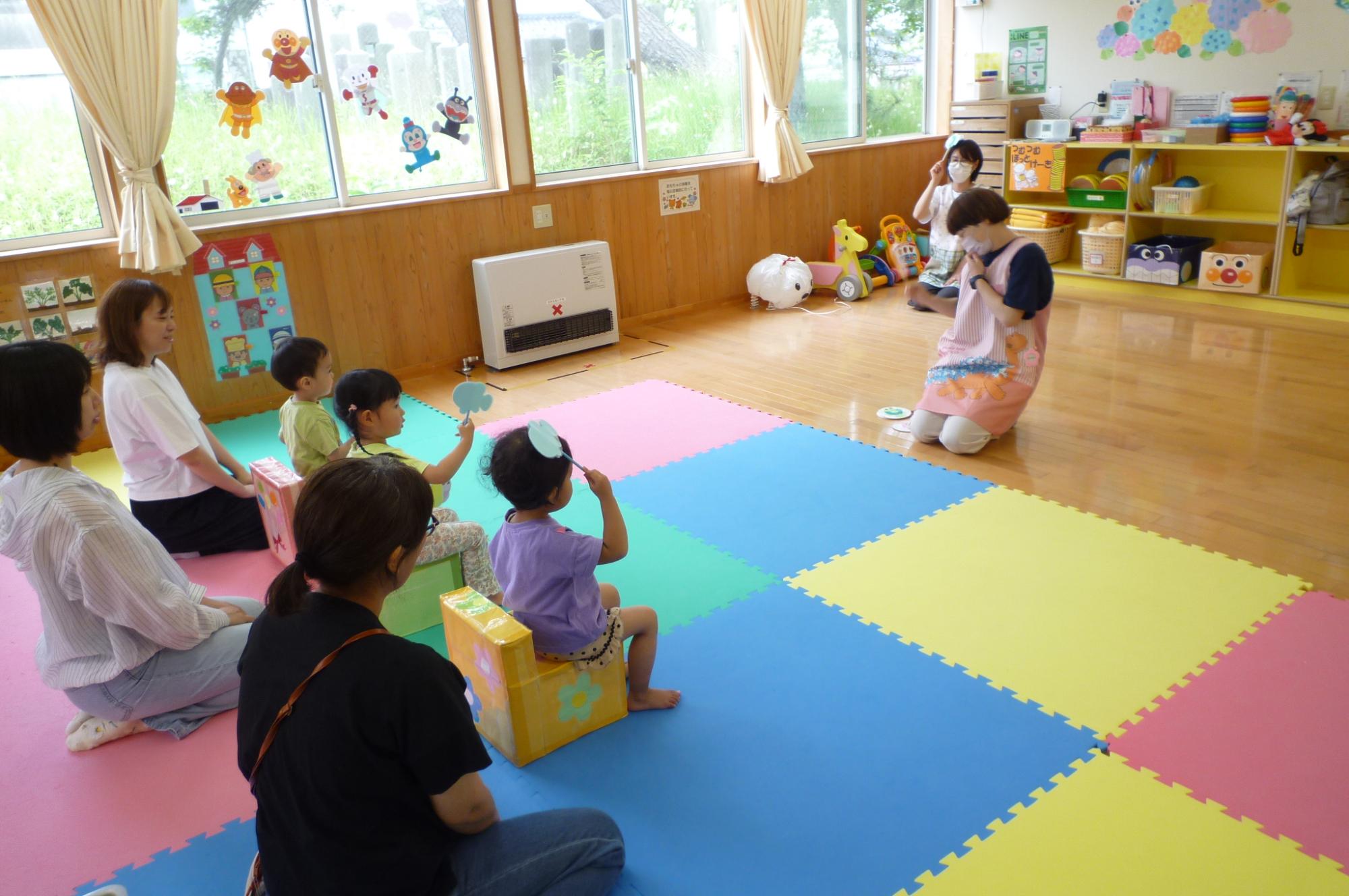 写真：支援室職員の歌に合わせて子どもたちが手遊びをしています。