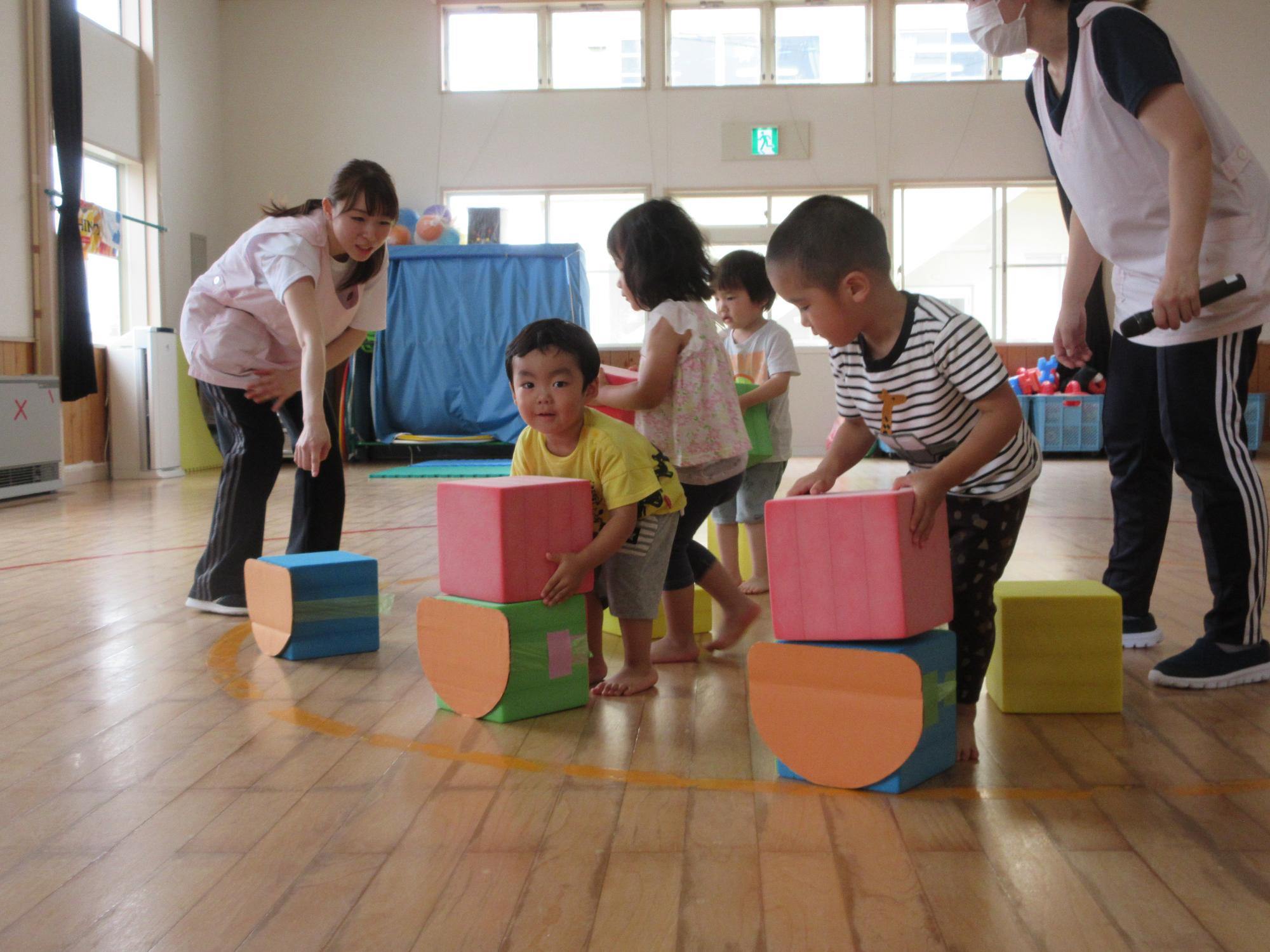 うさぎ組の子ども達がハンバーガー積みゲームを楽しんでいます。