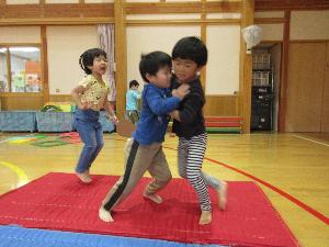 4歳児が遊びの中で友だちと相撲をとっている写真