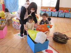 写真：ひよこ組の子どもたちがたべもの運びゲームを楽しんでいます。