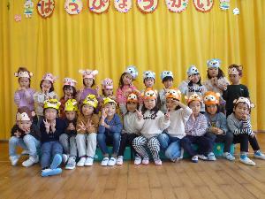 写真：ぱんだ1組の子ども達が発表会の動物帽子をかぶって全員でポーズをとっています。