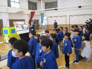 年長児が交通安全教室で右左を確認しているところ