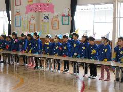 写真：年長児がテーブルをたたいた音で演奏するフィンガータップをしています。