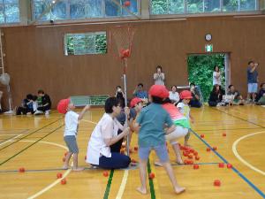 写真：園児が玉を玉入れをしています。