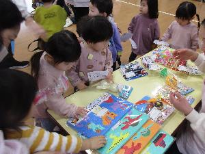 写真：抽選会でりす組の子どもたちが欲しい玩具を自分で選んでいるところ