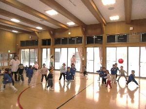 写真：白熱した戦いを繰り広げたドッジボール。ボールが当たらないように逃げ回っています。