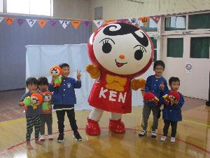 写真：人権あゆみちゃんの着ぐるみと5人の子どもたち