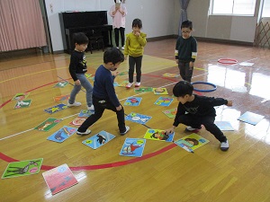 写真：遊戯室でジャンボかるたを楽しむ子ども達の様子