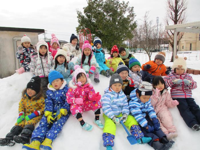 写真：雪山に集合しているぱんだ2組の子どもたち