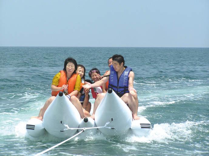 バナナボートを楽しむ男女のグループの写真