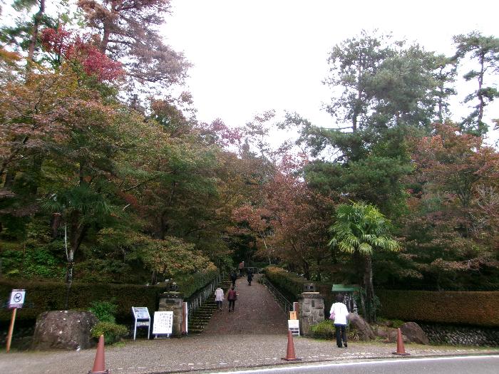 写真：11月2日の松雲山荘正面入り口。木の上部が赤く色づいています