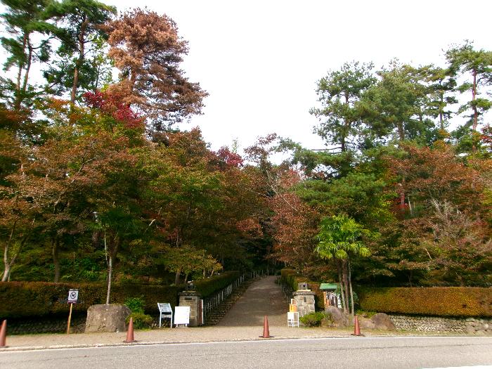 写真：11月6日の松雲山荘正面。園路両脇の木が半分ほど赤や橙色になっています