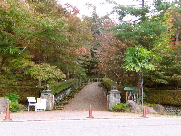 写真：11月8日の松雲山荘正面の紅葉状況。中央園路上部の木が赤く色づいています