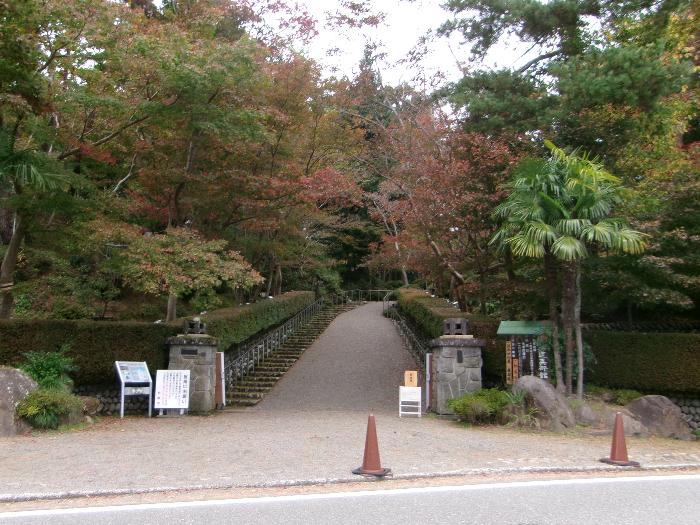 写真：11月10日の松雲山荘の正面入口付近の様子。園路に沿って並ぶ木々が紅葉しています