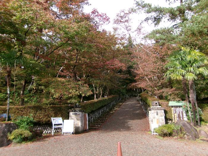写真：11月13日の松雲山荘正面入口。園路両脇の木が紅葉しています
