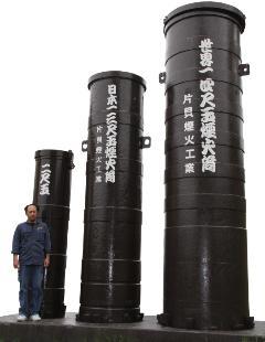 人の2倍の高さがある花火を打ち上げるための煙火筒と世界一の四尺玉、日本一の三尺玉用の煙火筒の写真