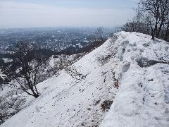 残雪が多くある、3月頃のかみはちこく山頂の写真