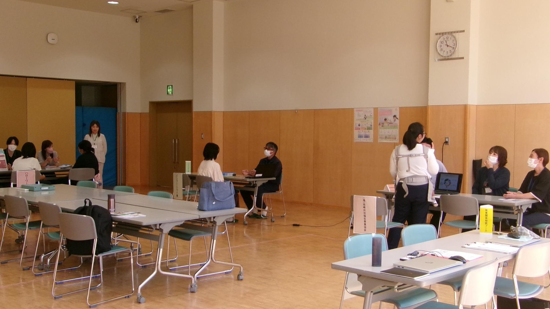 写真：相談ブースの前には子育て中の方が企業や関係機関から話を聞いています