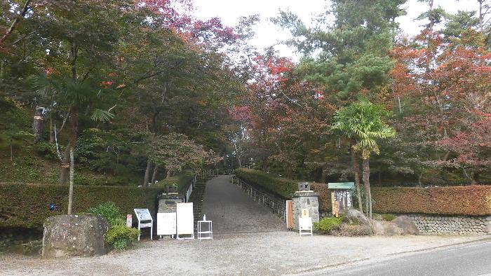 写真：11月2日の松雲山荘入口の様子。赤く色づいた木が、目につくようになりました
