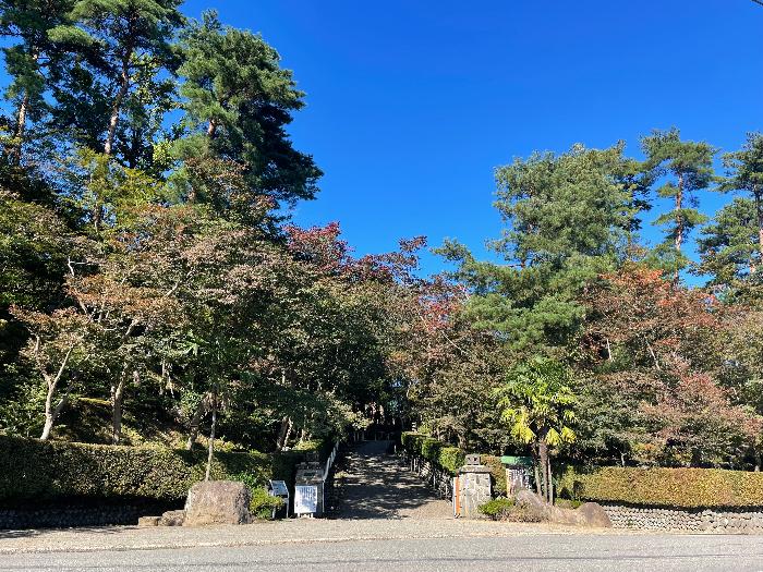 写真：10月26日時点の松雲山荘の正門前。まだ青葉の木がほとんどです。
