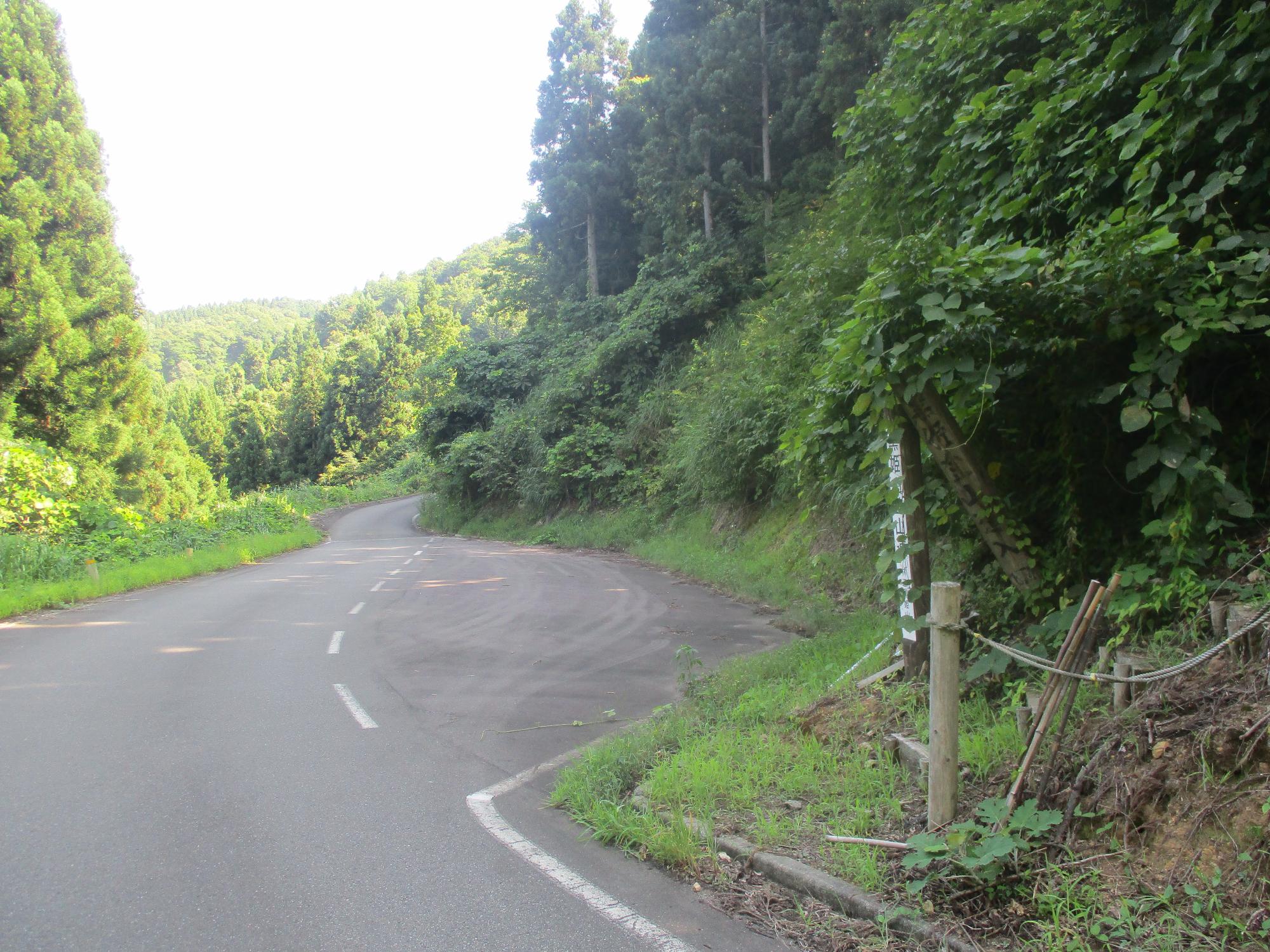 登山口に隣接する自動車待避所