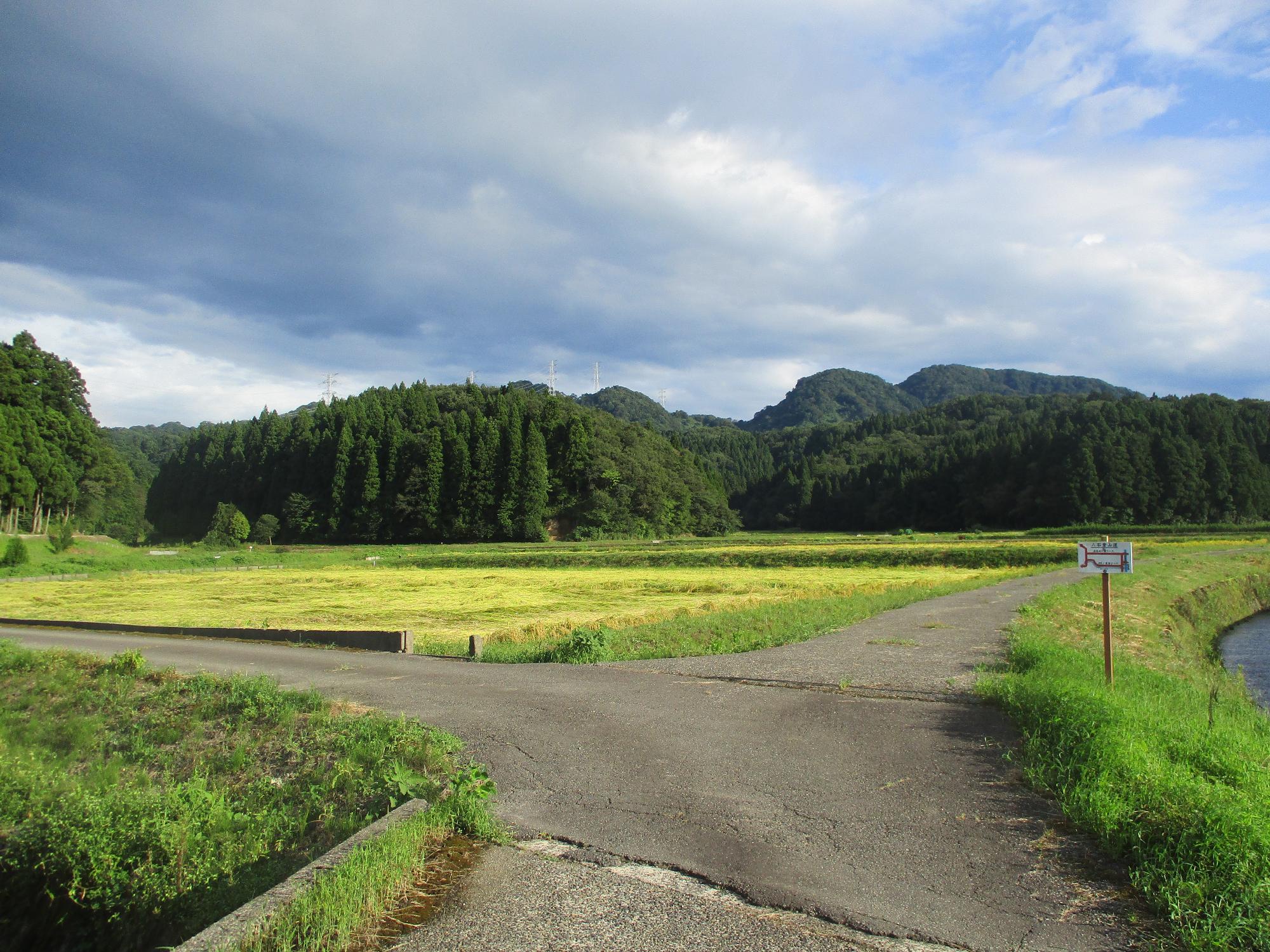 登山口へ向かう途中の丁字路