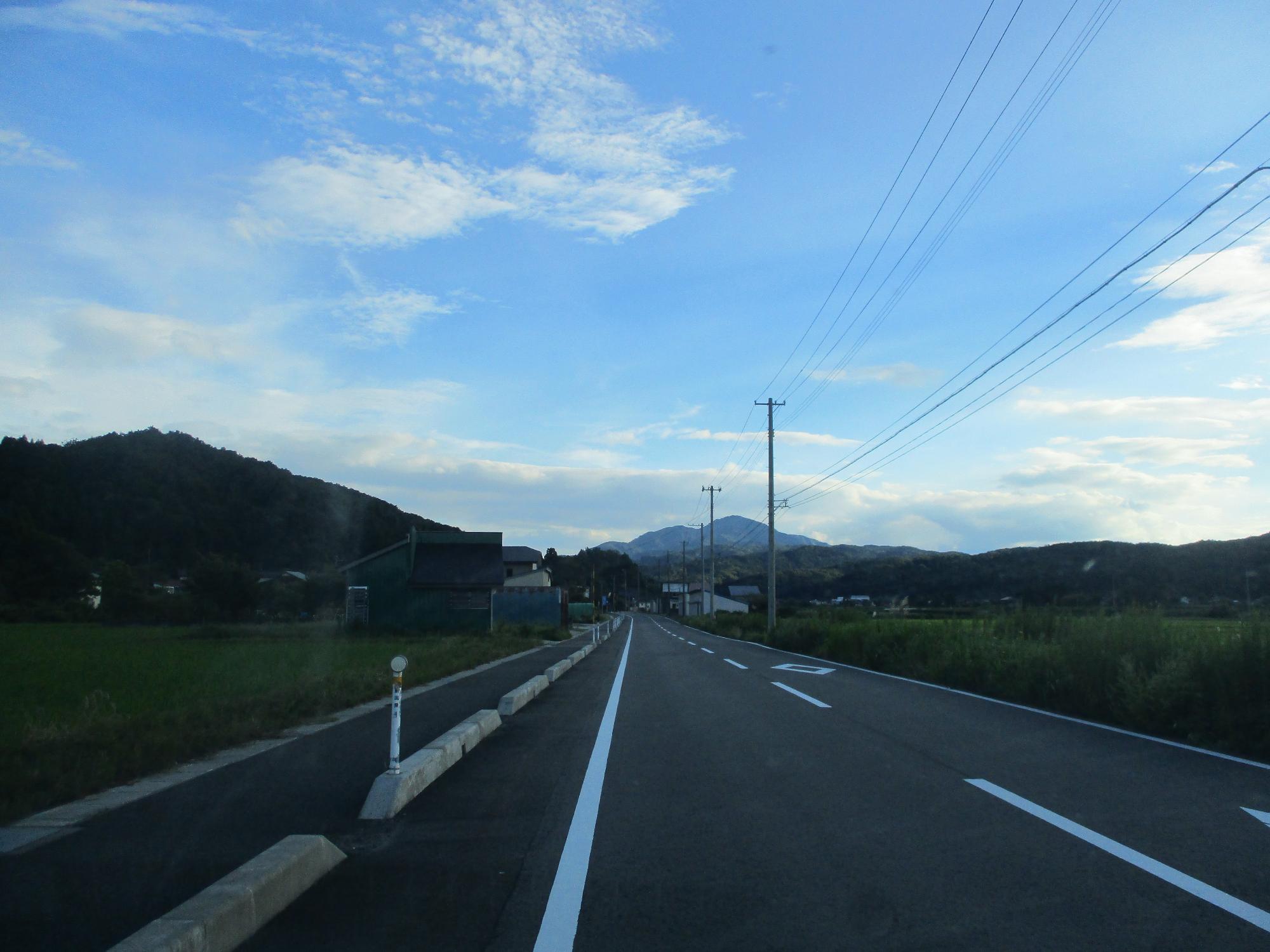 登山道に向かう途中の県道252号線