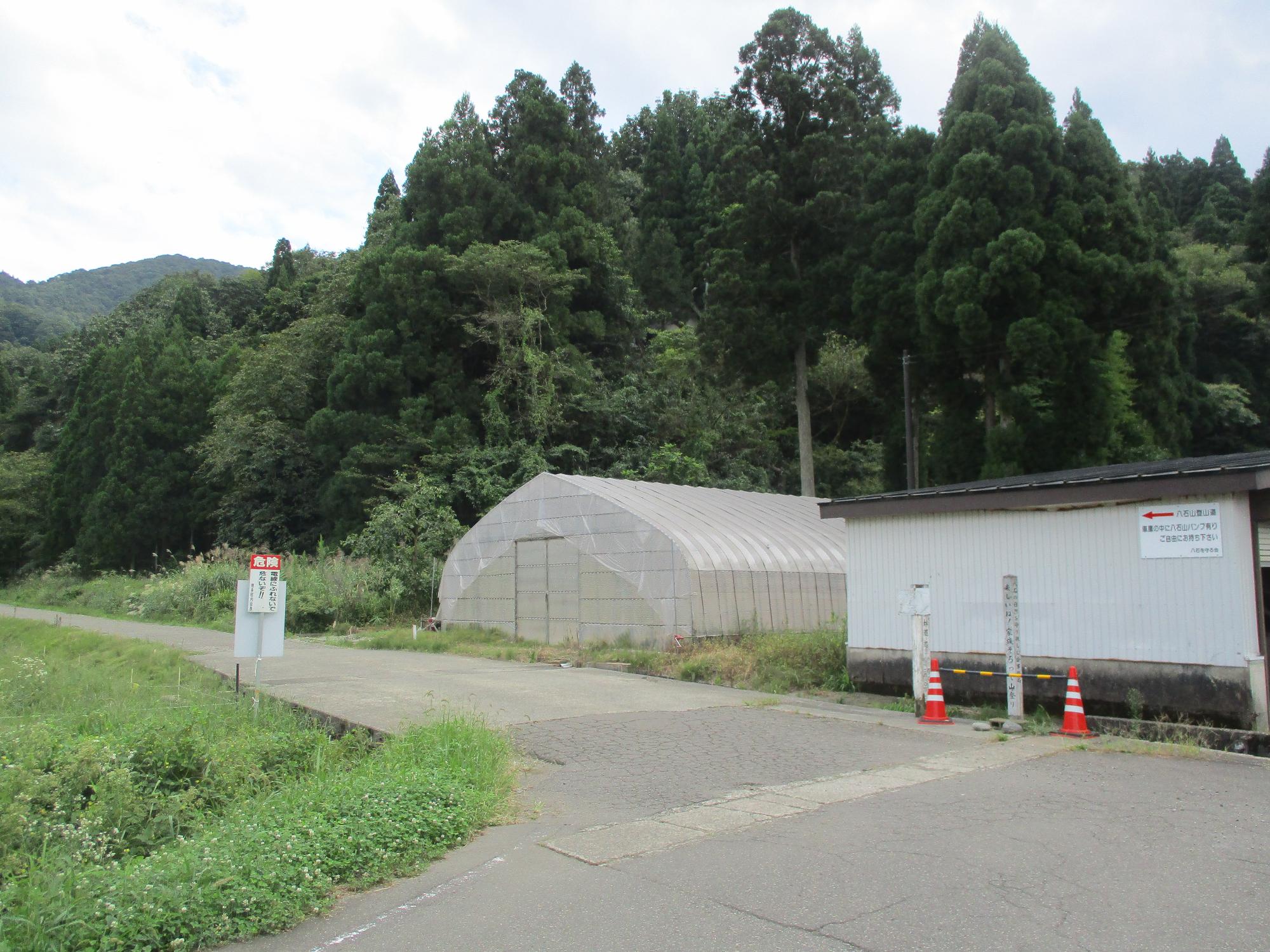 登山口に向かう途中の丁字路