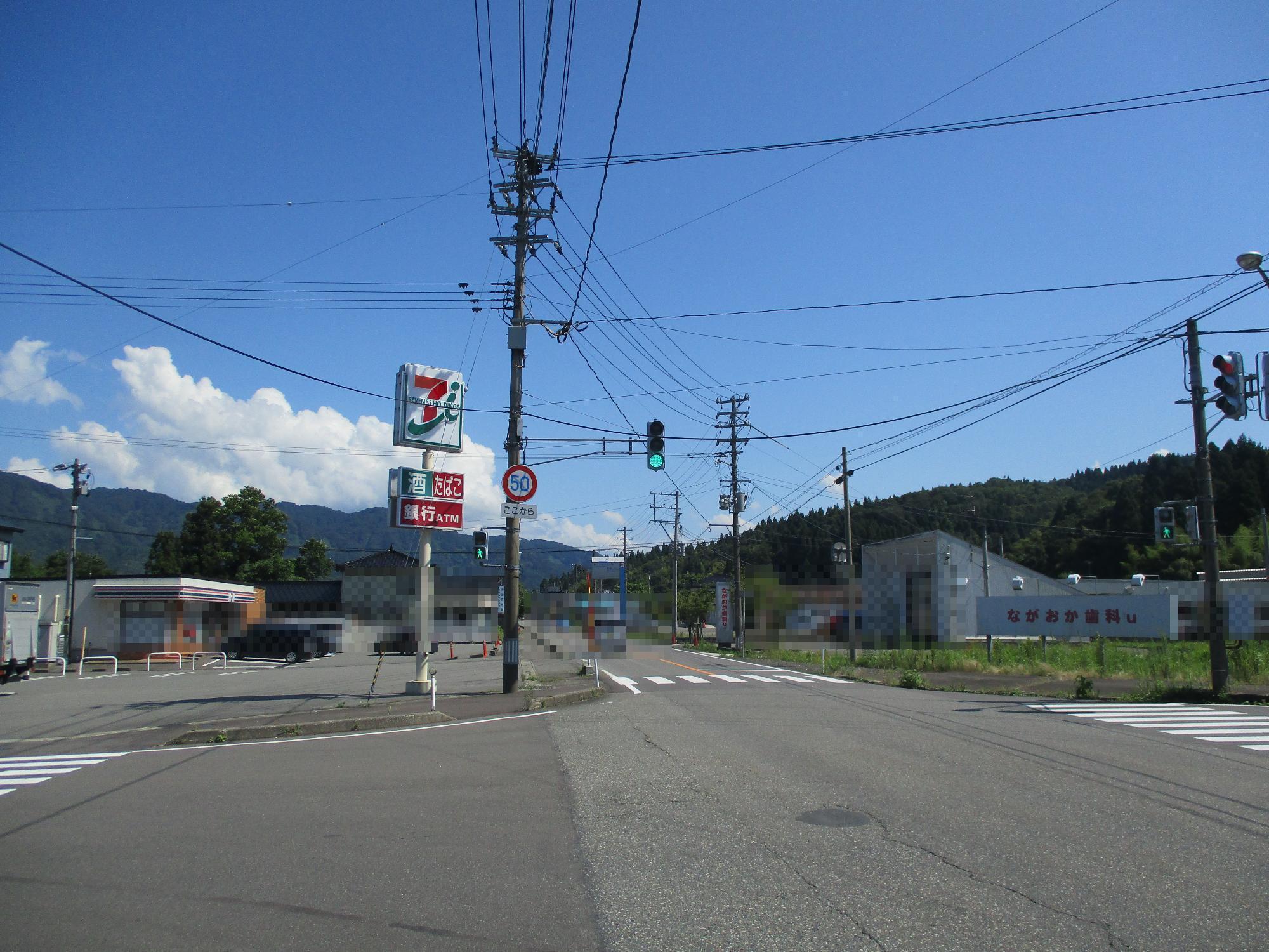 セブンイレブン柏崎加納店前の交差点