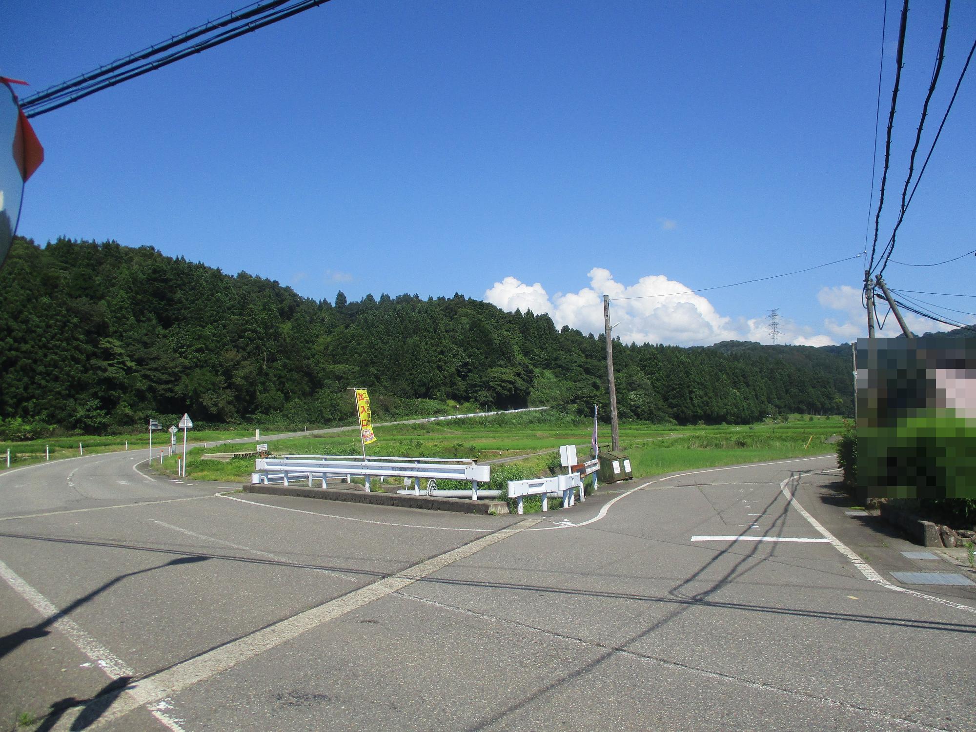 登山道に向かう途中の道路