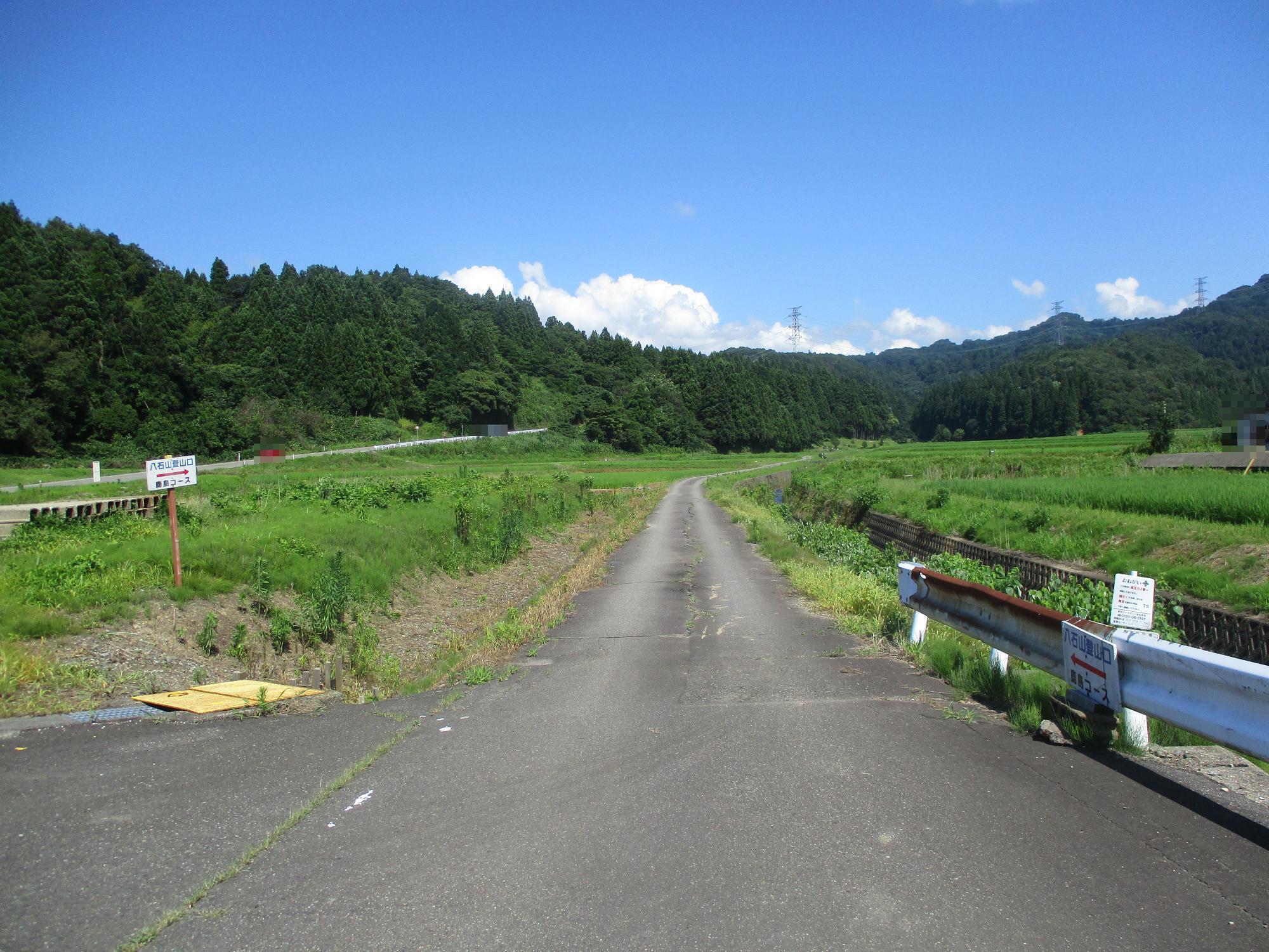 登山口へ向かう途中の農道