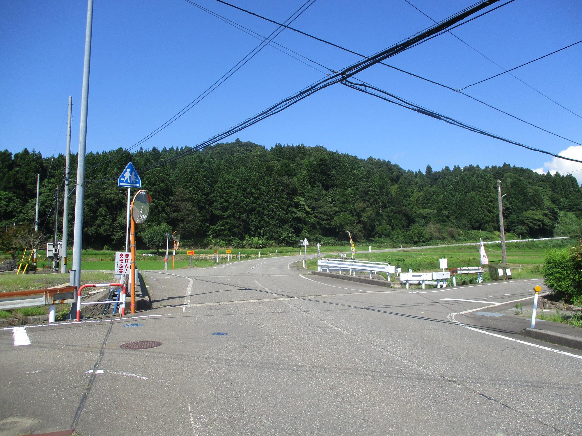 登山口へ向かう途中の道路