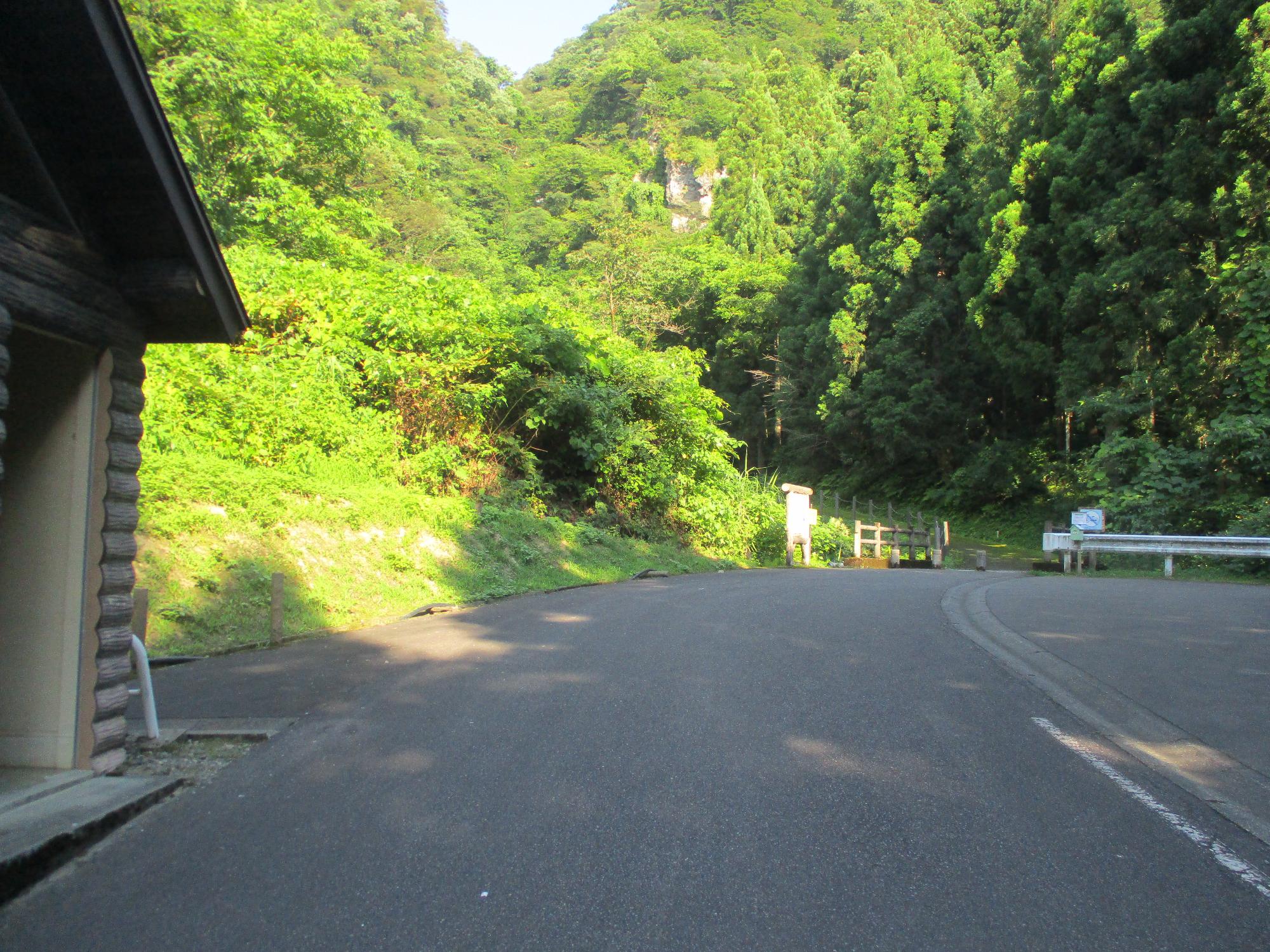 不動滝公衆トイレと駐車場