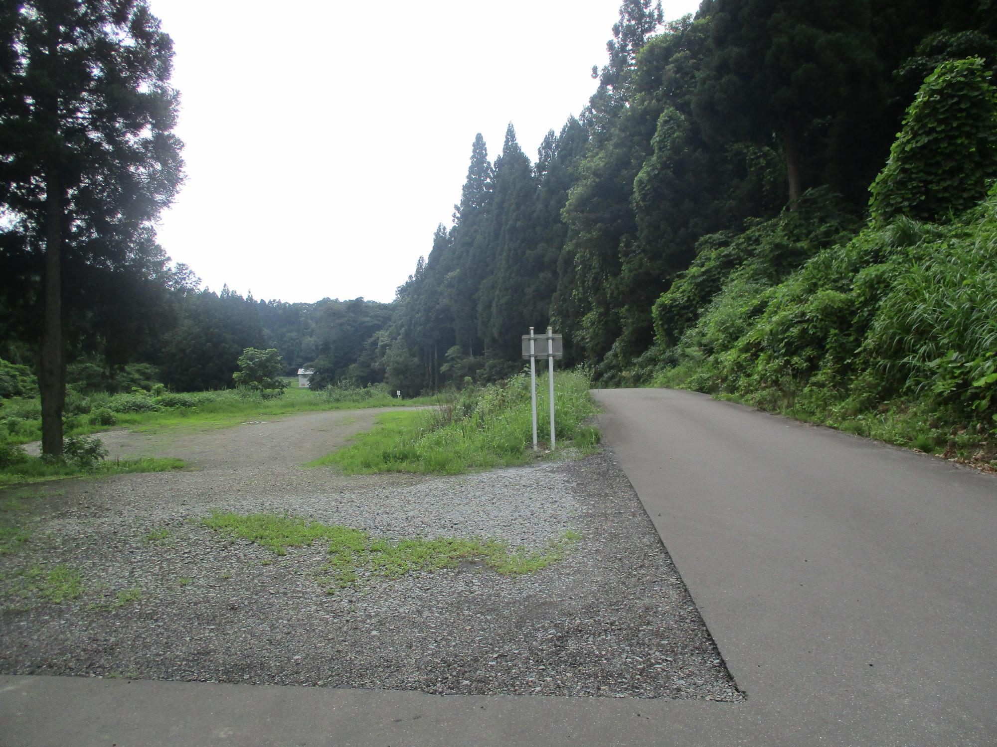 砂利敷きの南条駐車場