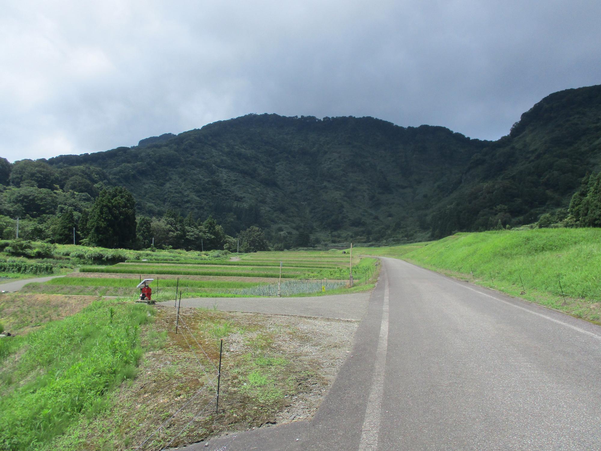 登山口へ向かう途中の道路。田園が広がっています。