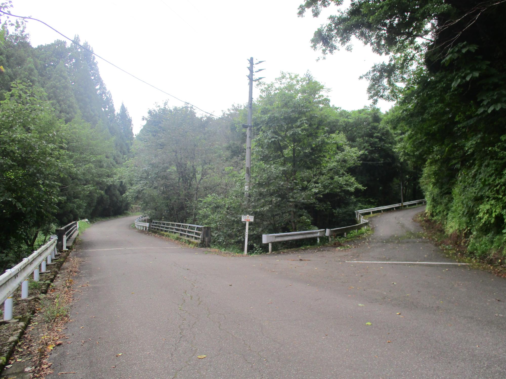 登山口へ向かう途中の三叉路