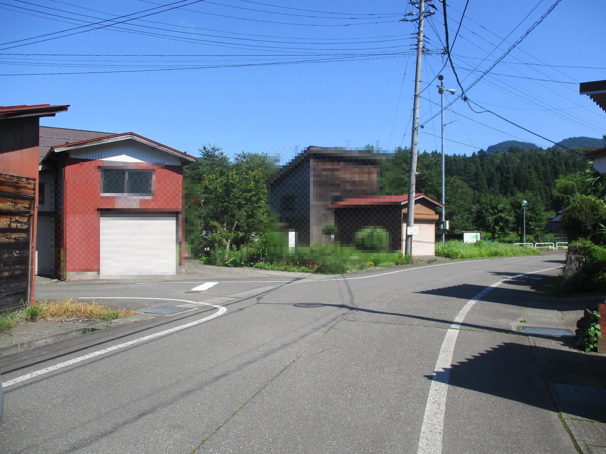 登山道に向かう途中の丁字路