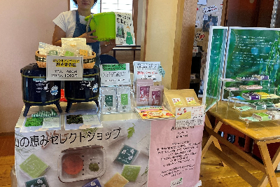 写真：アンビシャン出店の様子。お茶や足湯セットを販売しています。