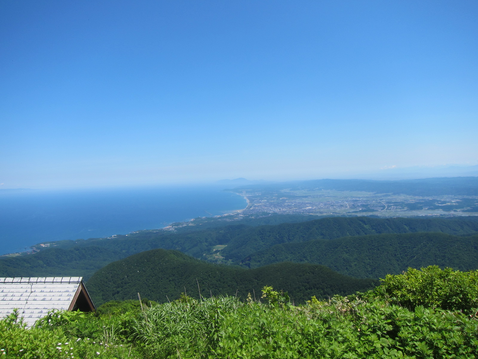 写真：米山の山頂から柏崎市街方面を見下ろした様子